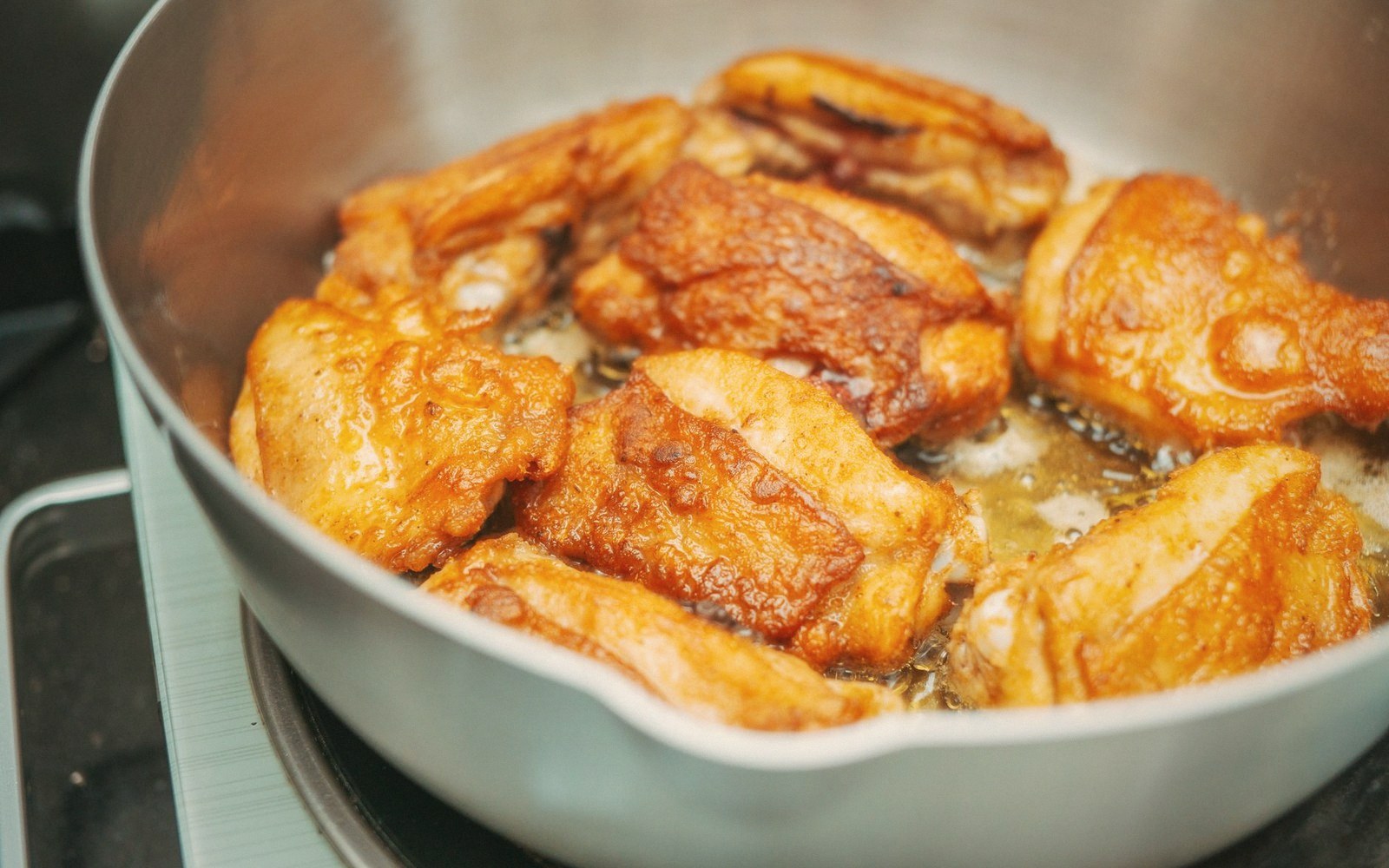 Dark leg meat beside pale breast: one bird, two muscles that worked differently.